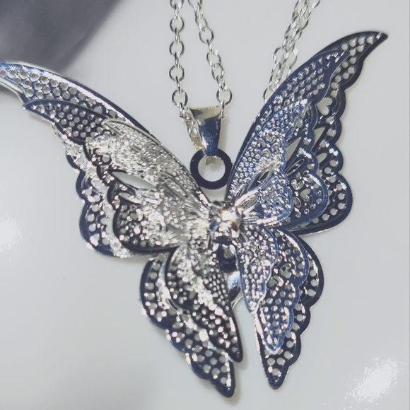 cute butterfly charm necklace - Picture 1 of 3
